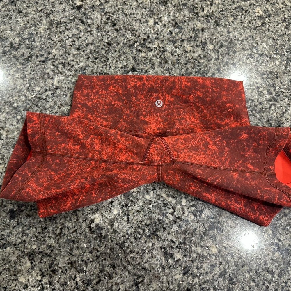 Lululemon Wunder Train High-Rise Short 8"
Denim Wash Print Autumn Red Black - Picture 4 of 7